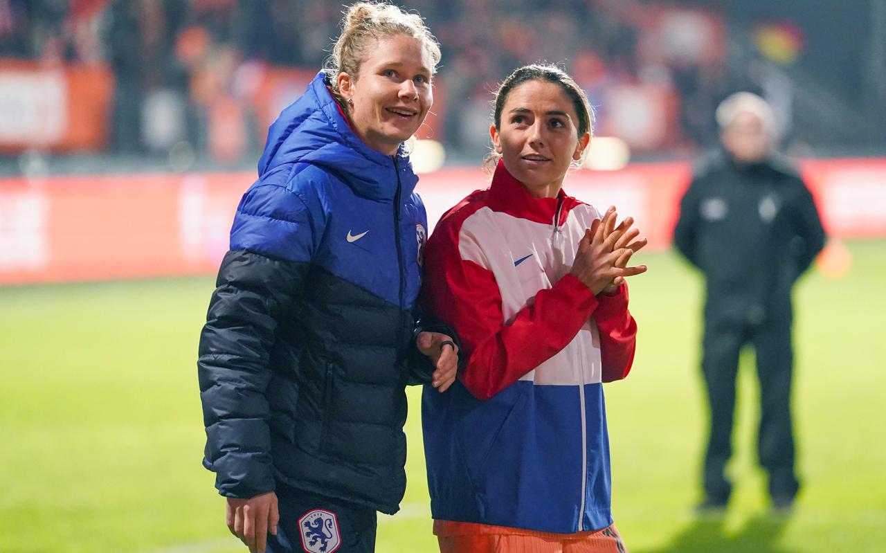 Sisca Folkertsma (links) maakt tijdens de warming-up voor de wedstrijd tegen Duitsland een praatje met Danielle van de Donk.