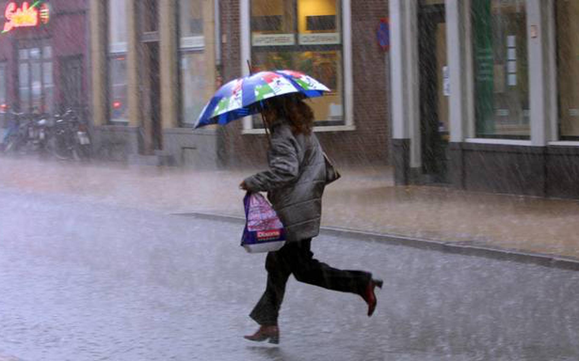 Eerste Herfststorm Is Onderweg: Zondag Zware Windstoten En Veel Regen ...