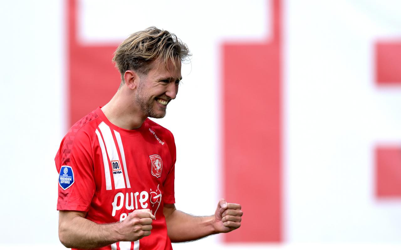 Michel Vlap scoort voor FC Twente zijn eerste doelpunt sinds april 2022.