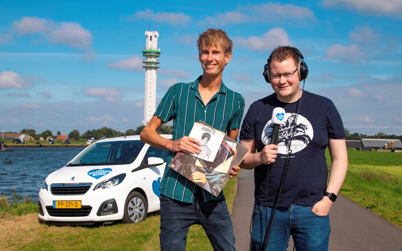 Ronald van der Pol (links) en Erik de Boer van Radio Spannenburg.