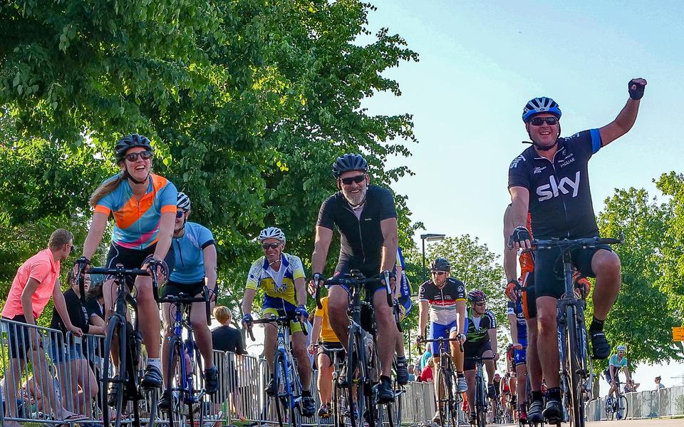 Deelnemers van de Fietselfstedentocht aan de finish.
