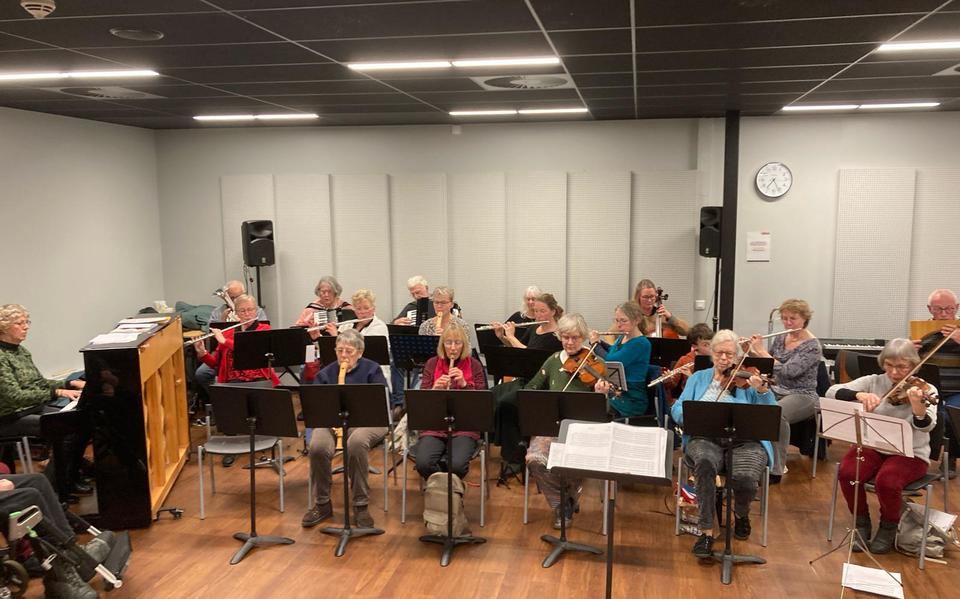 Het Volwassen Orkest tijdens kerst play-in 2022 in De Lawei te Drachten.