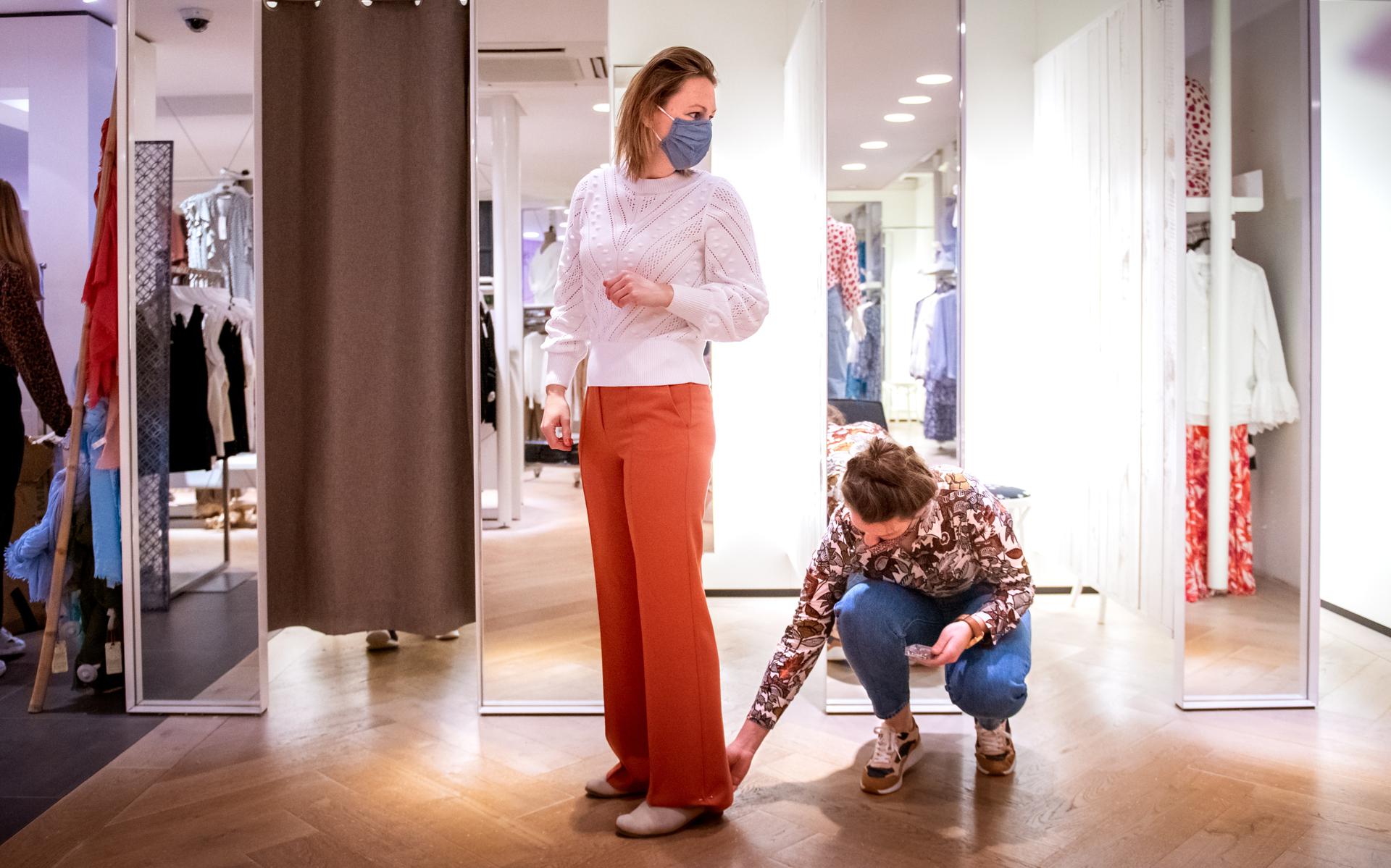 Online shoppen went niet: Friezen blijven corona verknocht aan vertrouwde 'stenen' winkels - Leeuwarder Courant