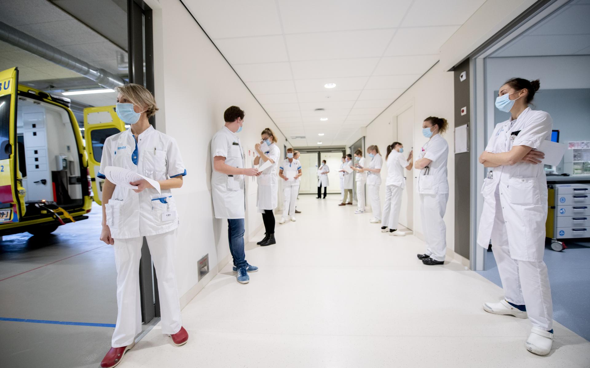 Verpleegkundigen van het MCL staan bij de spoedeisende hulp te wachten op hun vaccinatie.