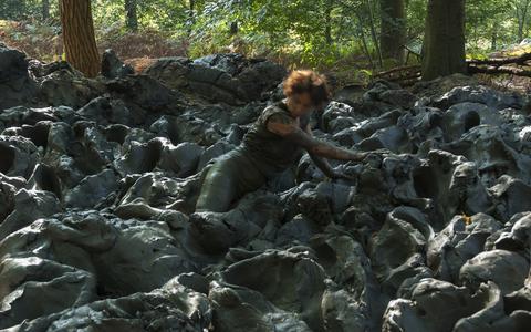 Alexandra Engelfriet: 'Under Ground - 60 tons of clay, a digger, a body' 