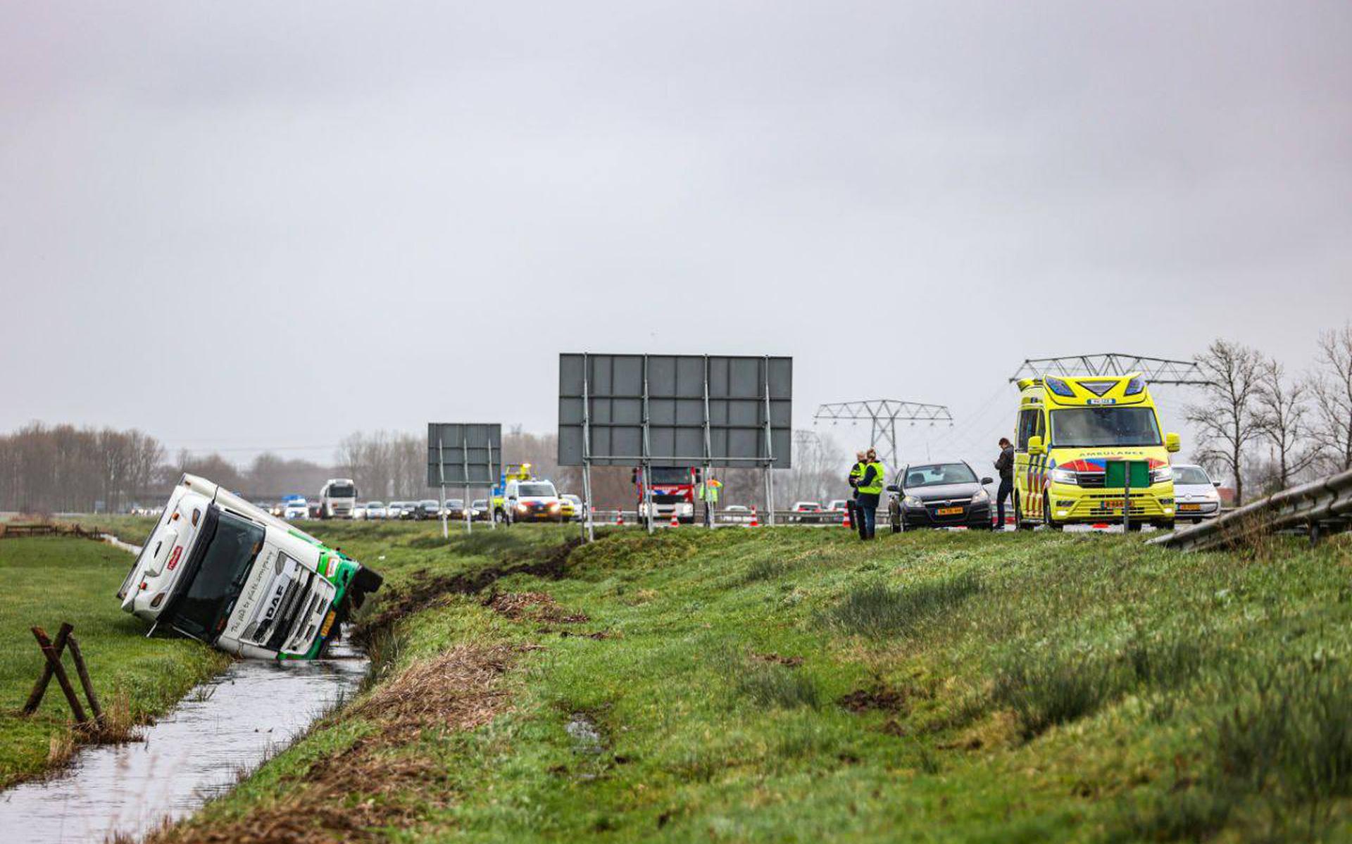 Vrachtwagen Belandt In De Sloot Langs A7 Bij Haskerhorne - Leeuwarder ...