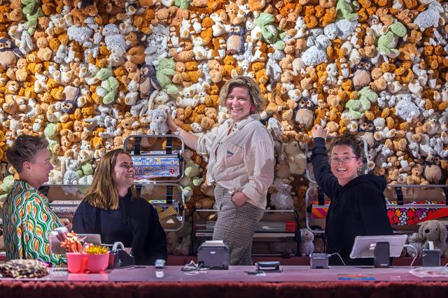 Nieuwe start voor cadeauwinkel Sterk en sVeer in Sneek na brand, met knuffelwand als bedankje voor f