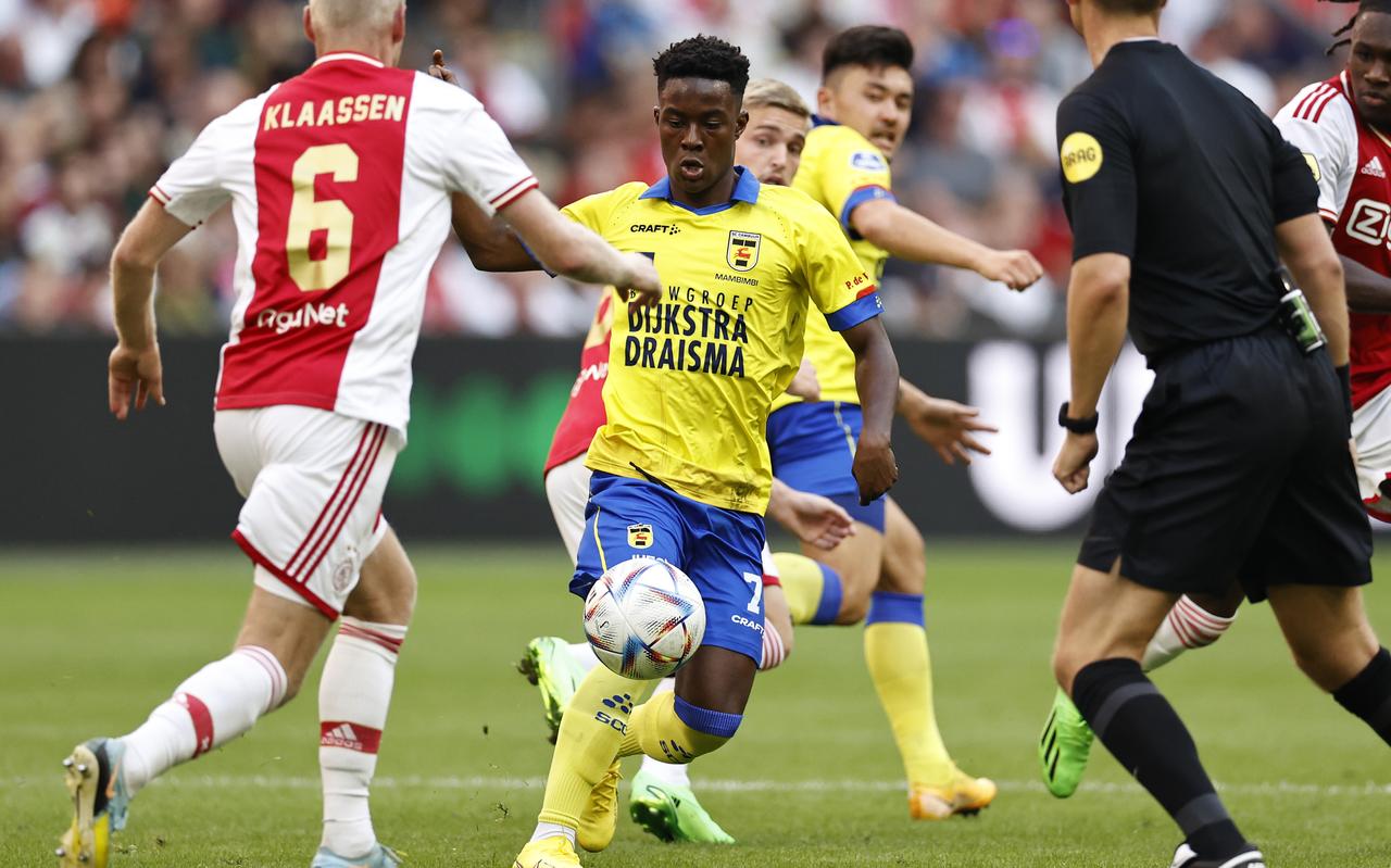 Felix Mambimbi in de wedstrijd tegen Ajax. Felix Mambimbi in de wedstrijd tegen Ajax.