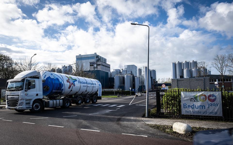 De zuivelfabriek van FrieslandCampina in Bedum. 