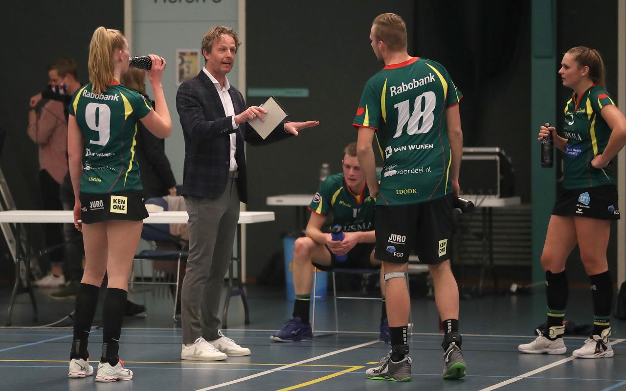 Coach Henk Jan Mulder instrueert de spelers van LDODK. Coach Henk Jan Mulder instrueert de spelers van LDODK.