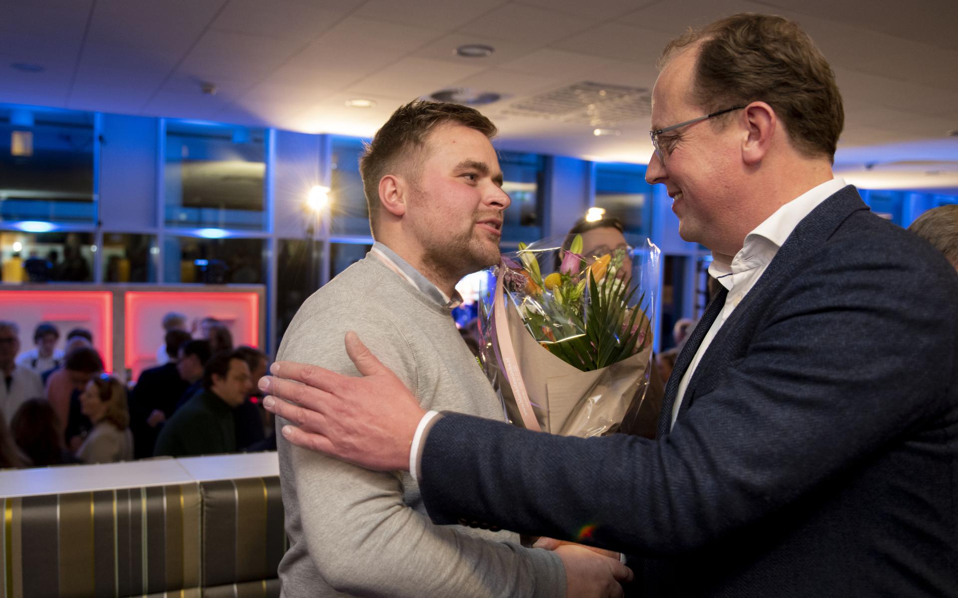 De Friese BBB-lijsttrekker Abel Kooistra wordt gefeliciteerd door zijn CDA-collega Friso Douwstra.