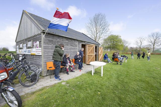 Het clubhuis van de tipelaars bij Sint Jacobiparochie.