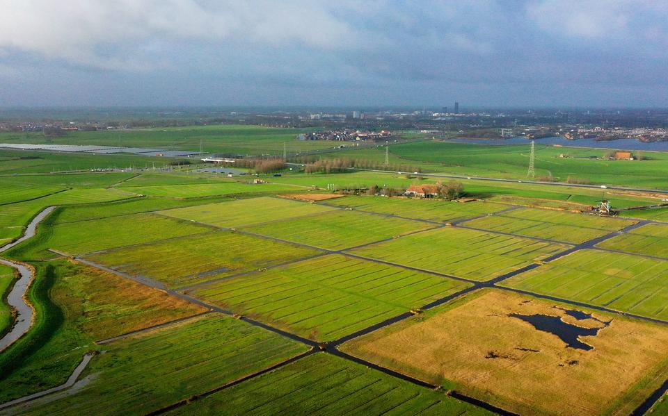 Het Hempensermeer werd eind achttiende eeuw drooggepompt. Daarna werden er de typische vierkante weilanden in aangelegd. Er ligt nog altijd een stevige dijk omheen.