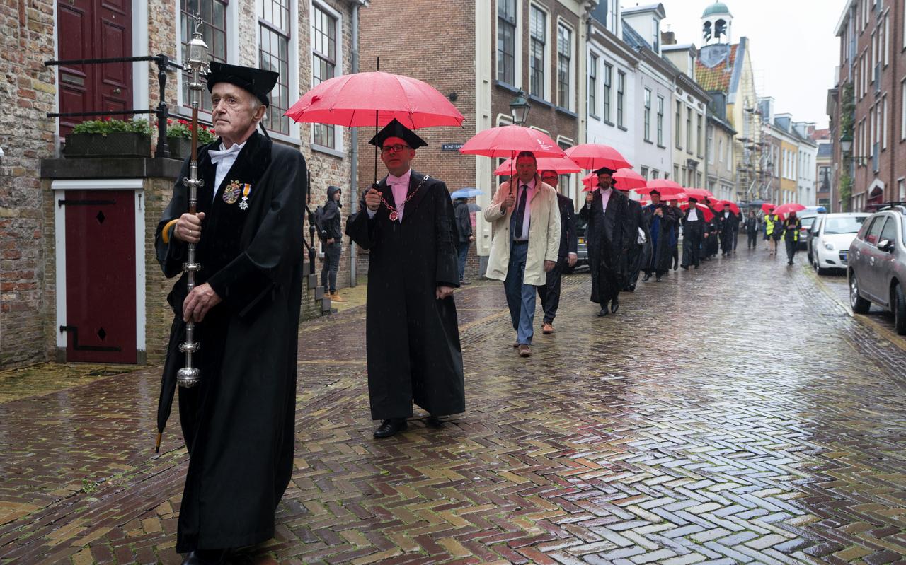 Geen meelopende studenten of personeel dit keer: vanwege de coronamaatregelen mochten donderdag vrijwel alleen professoren meedoen in de processie waarmee het academisch jaar van de Campus Fryslân werd geopend. Voorop de pedel met de pedelstaf van de Rijksuniversiteit Groningen, waarvan Friese campus onderdeel is. Het is dit jaar de enige opening van de pedel; in Groningen werden alle publieke plechtigheden geschrapt. Geen meelopende studenten of personeel dit keer: vanwege de coronamaatregelen mochten donderdag vrijwel alleen professoren meedoen in de processie waarmee het academisch jaar van de Campus Fryslân werd geopend. Voorop de pedel met de pedelstaf van de Rijksuniversiteit Groningen, waarvan Friese campus onderdeel is. Het is dit jaar de enige opening van de pedel; in Groningen werden alle publieke plechtigheden geschrapt.