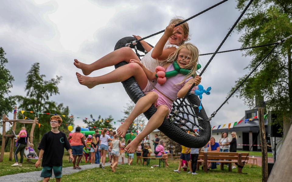 Lauren de Vries (7) en Stella Bodak (6) vermaken zich best in de Speeltuin aan de Bûtertonne in Delfstrahuizen.