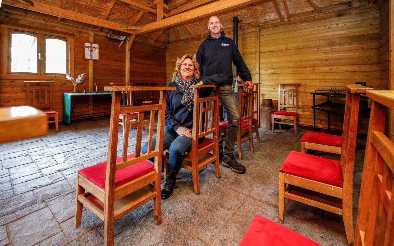 Jântsje en Jan Geuvert Hoogkamp in het tot kapel ingerichte tuinhuis. Jântsje en Jan Geuvert Hoogkamp in het tot kapel ingerichte tuinhuis.