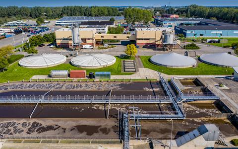 De huidige slibontwateringsfabriek in Heerenveen wordt voor 38 miljoen euro vervangen. Foto Niels de Vries.