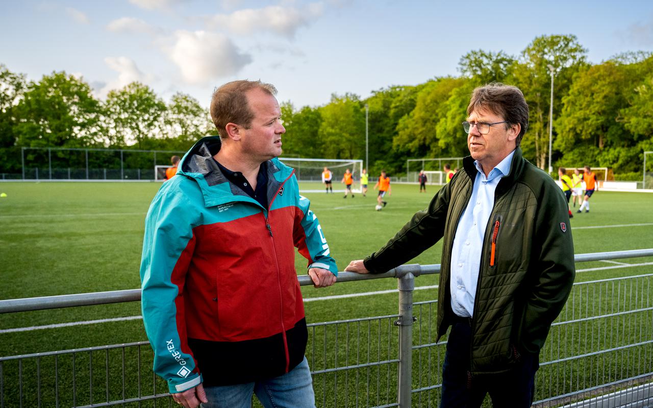 Penningmeester Wilmer Visscher (links) en voorzitter Wim Kunnen zijn aandachtig toeschouwer bij de training van het eerste zondagelftal van De Sweach.