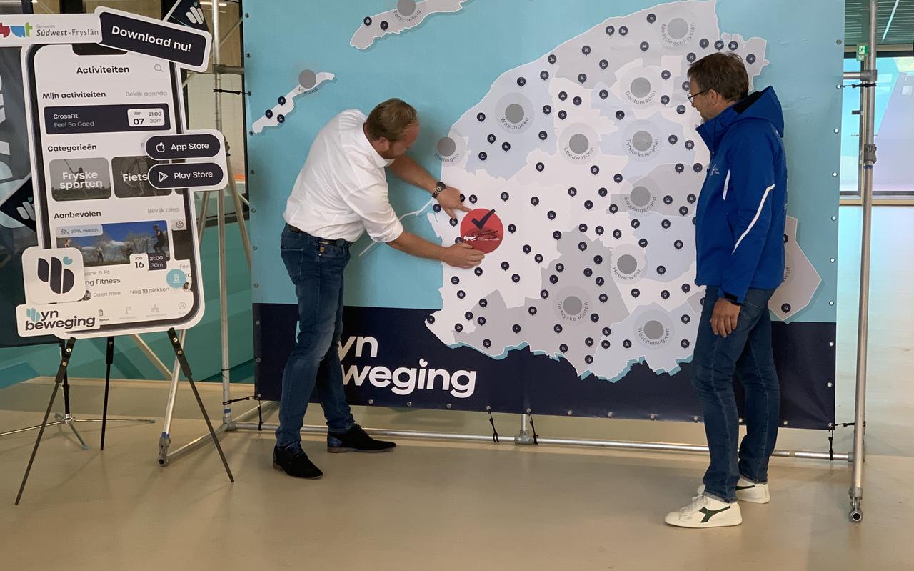 Wethouder Bauke Dam maakt de lancering van sportapp Yn Beweging in de gemeente Súdwest-Fryslân officieel.