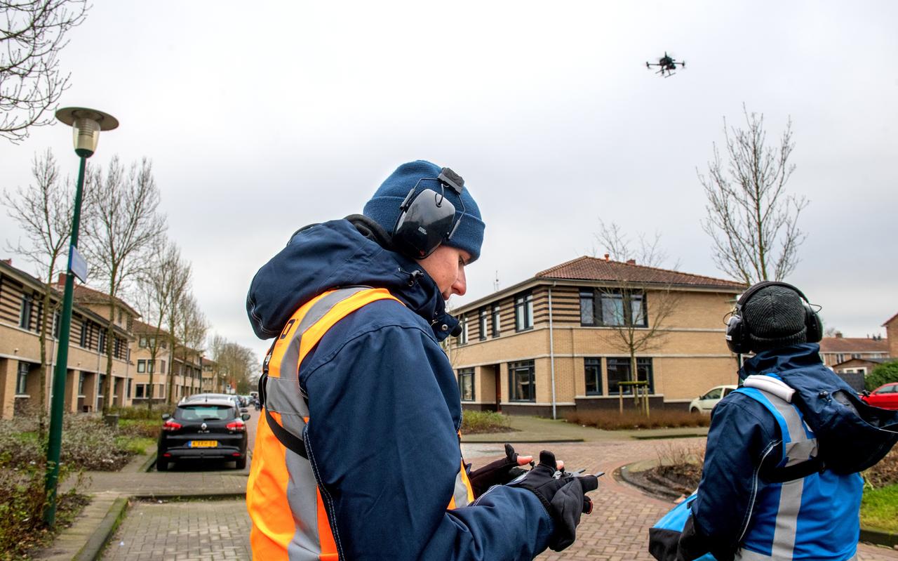 Jules Morsink (links) van Monuscan bestuurt een drone tijdens een opdracht aan de Leeuwerikstraat in Drachten. Maandag begint de grote klus in Harlingen. Jules Morsink (links) van Monuscan bestuurt een drone tijdens een opdracht aan de Leeuwerikstraat in Drachten. Maandag begint de grote klus in Harlingen.