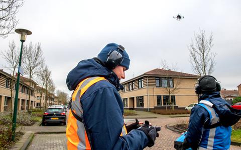 Jules Morsink (links) van Monuscan bestuurt een drone tijdens een opdracht aan de Leeuwerikstraat in Drachten. Maandag begint de grote klus in Harlingen.