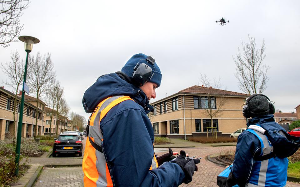 Jules Morsink (links) van Monuscan bestuurt een drone tijdens een opdracht aan de Leeuwerikstraat in Drachten. Maandag begint de grote klus in Harlingen.