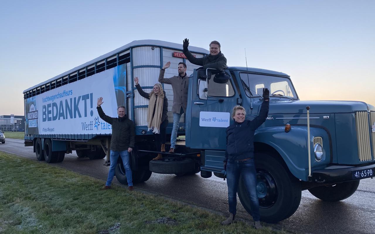 Marije van der Werff (vooraan) met de vrachtwagen waarop groot staat: 'Vrachtwagenchauffeurs bedankt!'