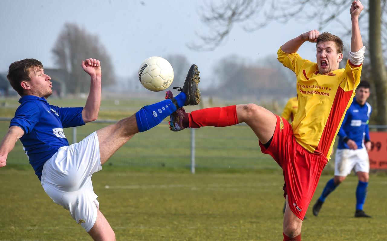 Ewoud Walda van Oosterlittens (rechts) probeert eerder bij de bal te komen dan zijn tegenstander. Ewoud Walda van Oosterlittens (rechts) probeert eerder bij de bal te komen dan zijn tegenstander.