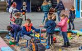 Kinderen spelen op het plein van Twa Yn Ien, de openbare school in Echtenerbrug.