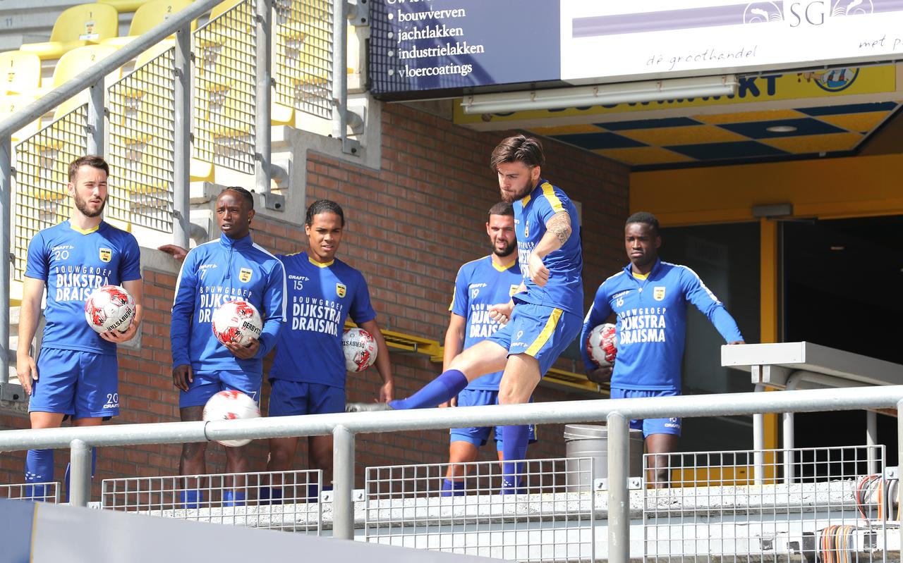 Archieffoto waarop Sam Hendriks tijdens een training van SC Cambuur vanaf de tribune schiet. Archieffoto waarop Sam Hendriks tijdens een training van SC Cambuur vanaf de tribune schiet.