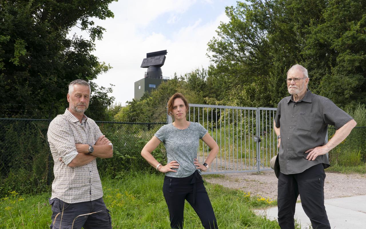 Drie leden van de Kerngroep Wier bij de radarpost. Hans Blanksma, Gerda Algra en Frits de Vries. Drie leden van de Kerngroep Wier bij de radarpost. Hans Blanksma, Gerda Algra en Frits de Vries.