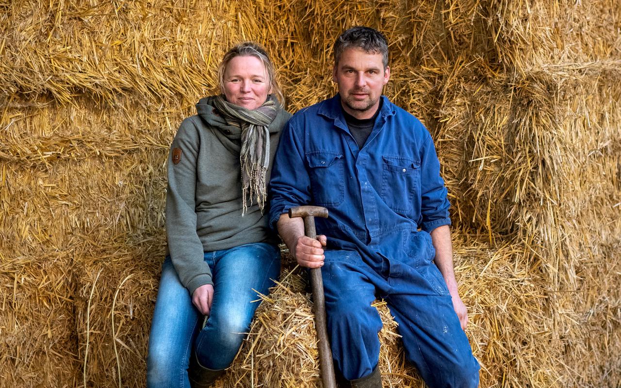 Lieneke en Durk de Vries op de boerderij in Beetsterzwaag.  'Der moat in fertsjinmodel foar boeren wêze’, der moat perspektyf wêze.'