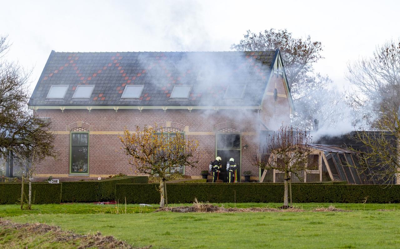 Donderdagmiddag brak brand uit in het voormalige stationsgebouw aan de Foarryp in Wijnaldum. Donderdagmiddag brak brand uit in het voormalige stationsgebouw aan de Foarryp in Wijnaldum.