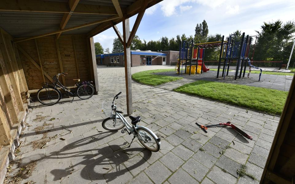 Leerlingen van groep 7/8 moeten gedwongen afscheid nemen van hun school wegens gebrek aan leerkrachten. 