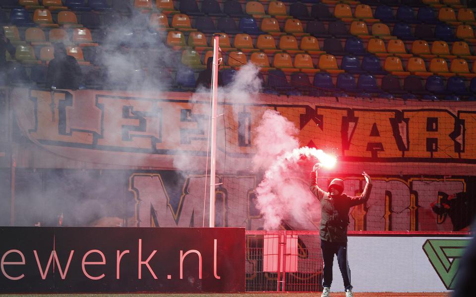 Een supporter loopt het veld op met vuurwerk tijdens de wedstrijd tussen SC Cambuur en FC Utrecht in 21 november 2021.