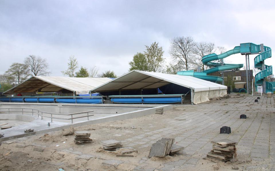 De baden zijn voor het aanbrengen van een special coating op de nieuwe betonvloer en wanden tijdelijk afgedekt met twee grote tenten. 