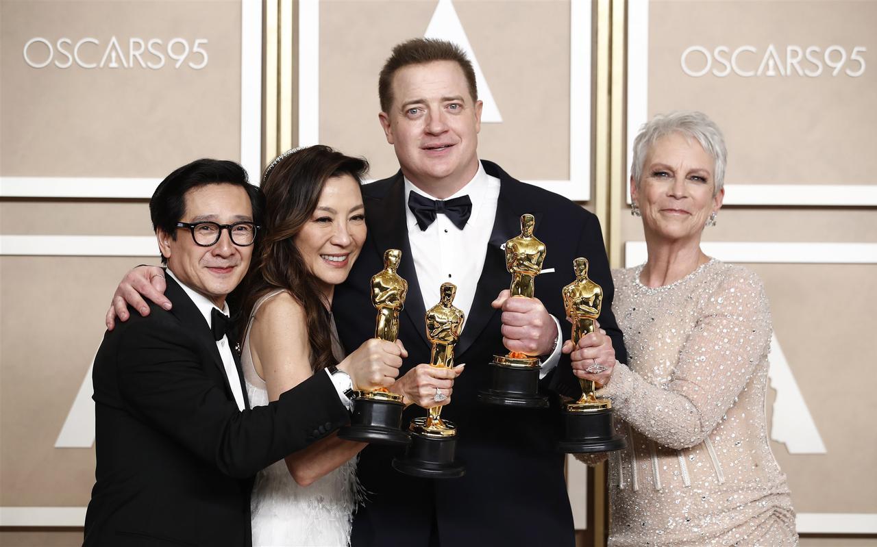 V.l.n.r. Ke Huy Quan (Beste Mannelijke Bijrol), Michelle Yeoh (Beste Actrice), Brendan Fraser (Beste Acteur) en Jamie Lee Curtis (Beste Vrouwelijke Bijrol) poseren tijdens de 95e jaarlijkse Academy Awards ceremonie in het Dolby Theatre in Hollywood, Los Angeles, Californië, 12 maart 2023.