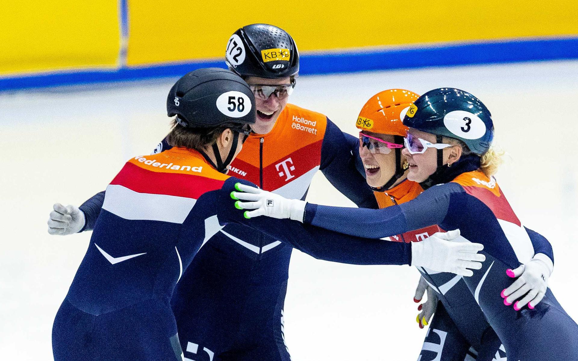 Jens van 't Wout, Teun Boer, Suzanne Schulting en Xandra Velzeboer in actie op de finale 2000m Mixed Relay tijdens het WK Shorttrack in Zuid-Korea. 