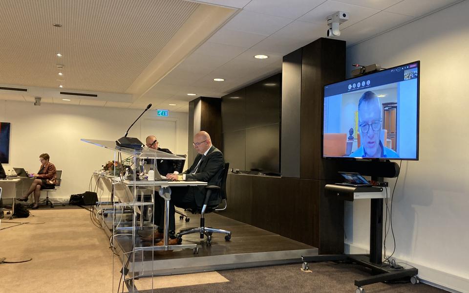 Statenlid Theun Wiersma doet via een scherm mee aan de vergadering. Achter de tafel griffier Arnold Rosier (vooraan) en commissaris van de Koning Arno Brok. FOTO LC