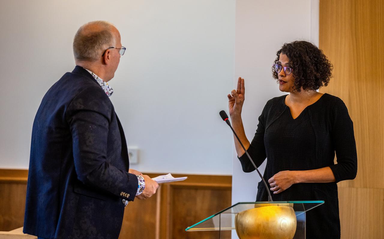 Ambtenaar Jessy Cijntje legt de eed af in bijzijn van de voorzitter van de enquêtecommissie, Pieter de Vries. Ambtenaar Jessy Cijntje legt de eed af in bijzijn van de voorzitter van de enquêtecommissie, Pieter de Vries.