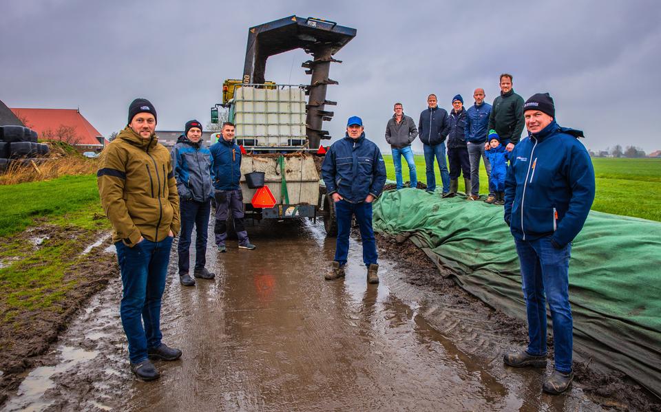 Boeren in Súdwest-Fryslân zijn via Agricycling al bezig met het composteren van hekkelspecie en bermgras.