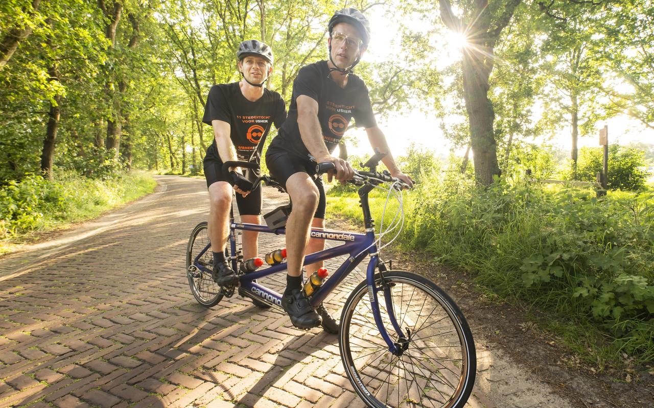 Wilte Jager (achterste) uit Burgum fietst Elfstedentocht op tandem om geld op te halen voor het Ushersyndroom. Wilte Jager (achterste) uit Burgum fietst Elfstedentocht op tandem om geld op te halen voor het Ushersyndroom.