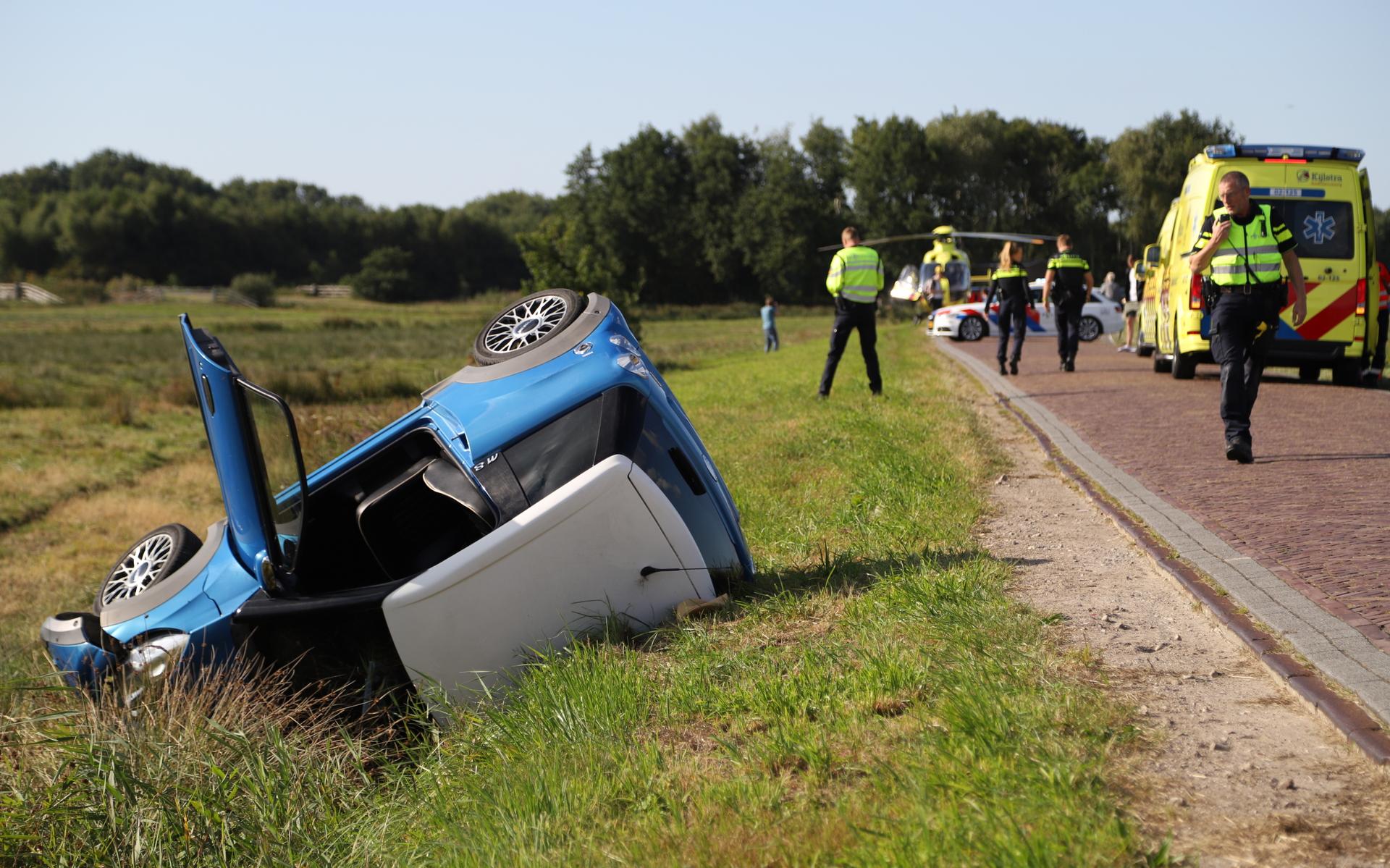 Twee vrouwen belanden met brommobiel in een sloot bij Oudega: beide inzittenden raken niet gewond - 