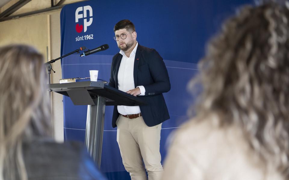 Partijleider Sijbe Knol op de ledenvergadering van de FNP. 