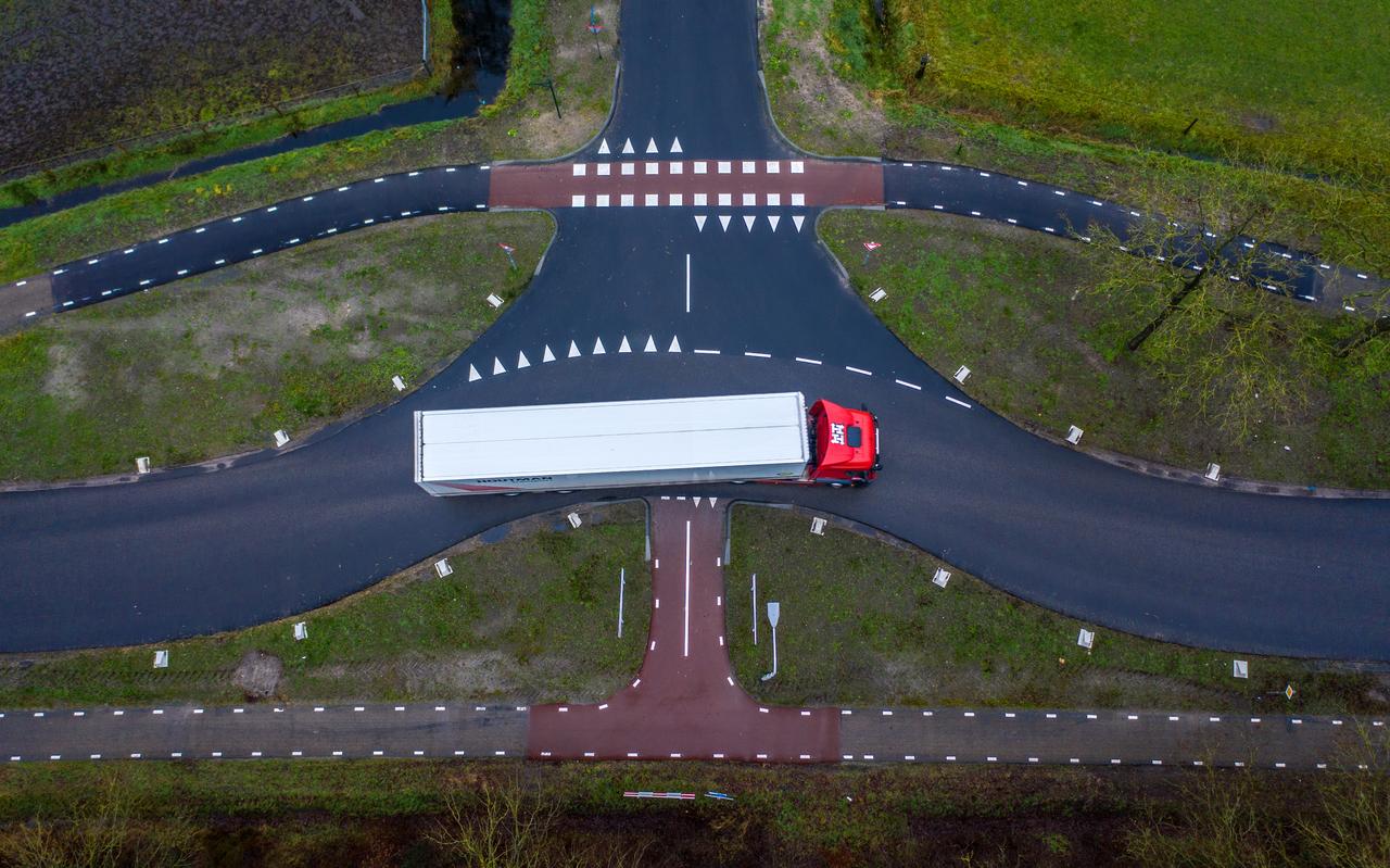 De nieuwe, krappe kruising van de Schoterlandseweg met de Tjongervallei, een zijweg boven in beeld. De nieuwe, krappe kruising van de Schoterlandseweg met de Tjongervallei, een zijweg boven in beeld.