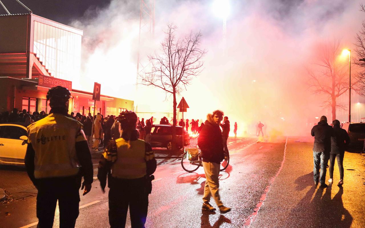 Tijdens de voetbalwedstrijd van SC Cambuur tegen FC Utrecht ontstonden er zondagavond rellen buiten het stadion. 