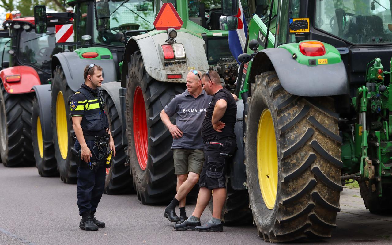 Boeren demonstreerden 6 juli vorig jaar bij het politiebureau in Leeuwarden. Daar zat de toen zestienjarige Jouke vast.