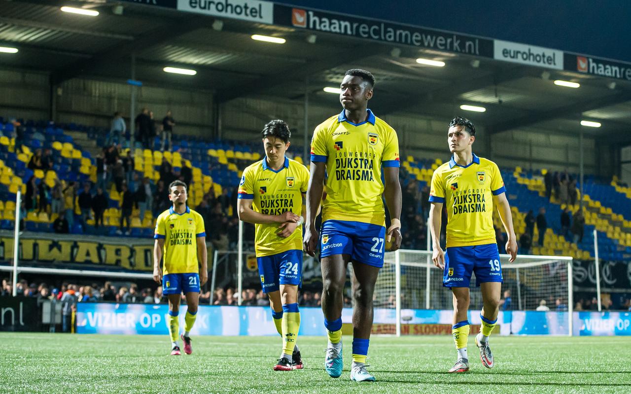 Daniël van Kaam. Sai van Wermeskerken, Sekou Sylla en Navarone Foor maken een ronde langs het veld. Daniël van Kaam. Sai van Wermeskerken, Sekou Sylla en Navarone Foor maken een ronde langs het veld.