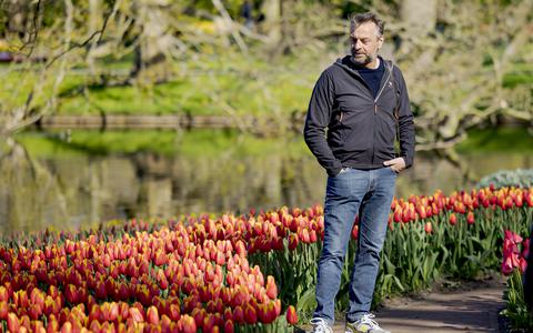 Programmamaker Tom Waes, bekend van de Netflix-serie Undercover, trekt in het VPRO-programma Reizen Waes door Nederland en doet dit seizoen ook Friesland aan.