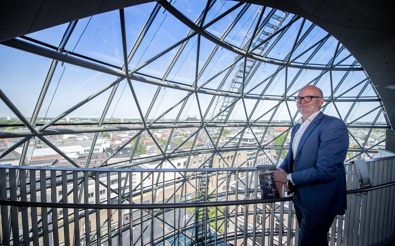 Pieter Ketting leidt in Leeuwarden de afdeling van Rabobank die criminele geldnetwerken opspoort. ,,Het is een heel nieuw vak, we kunnen je voor jarenlang een baan aanbieden.’’ Pieter Ketting leidt in Leeuwarden de afdeling van Rabobank die criminele geldnetwerken opspoort. ,,Het is een heel nieuw vak, we kunnen je voor jarenlang een baan aanbieden.’’